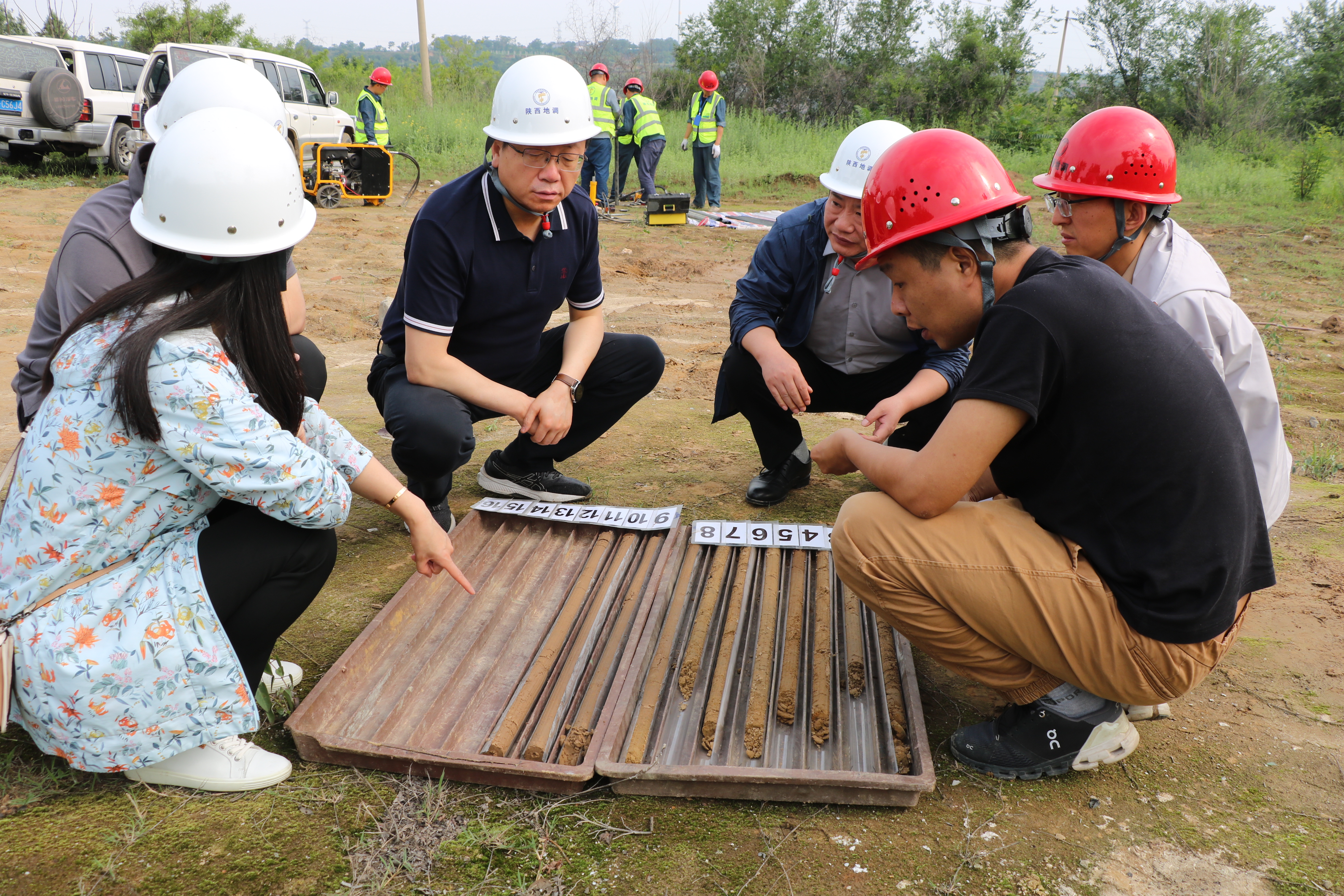 省地調(diào)院副院長(zhǎng)侯登峰一行深入我中心野外項(xiàng)目一線調(diào)研指導(dǎo)工作